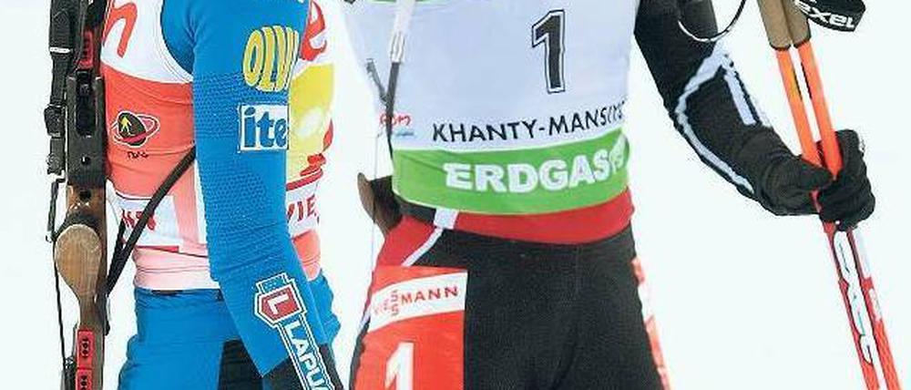 Mitgefreut ist Mitgewonnen. Magdalena Neuner (rechts) gratuliert Siegerin Kaisa Mäkäräinen. Foto: dpa