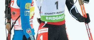 Mitgefreut ist Mitgewonnen. Magdalena Neuner (rechts) gratuliert Siegerin Kaisa Mäkäräinen. Foto: dpa