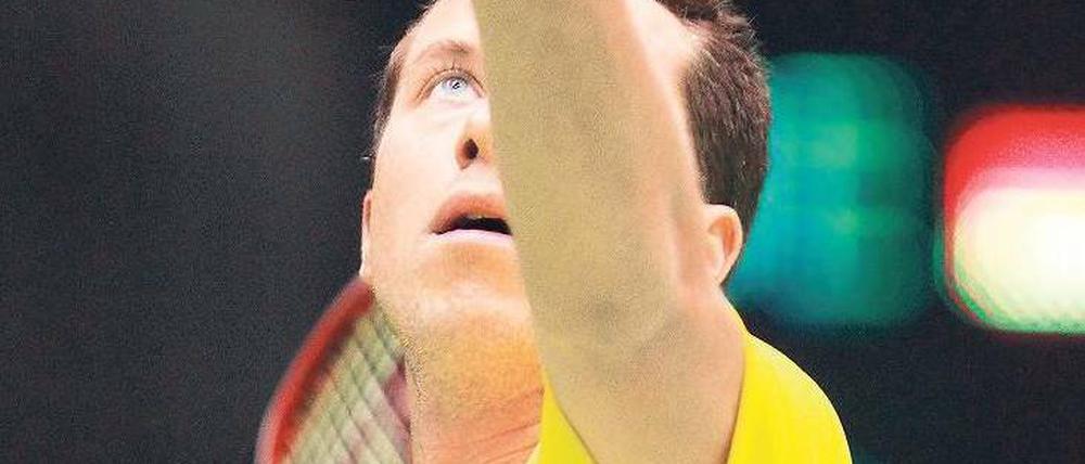 Zum Aufschlag reicht’s noch. Ansonsten fehlte Philipp Kohlschreiber gegen Marin Cilic die Kraft für erfolgreiche Attacken. Der Kroate Cilic gewann das Spiel problemlos. Foto: dpa