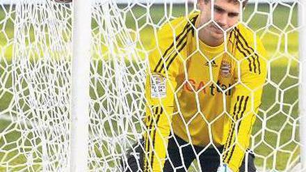 Allein im Tor. Bayerns Keeper Thomas Kraft hat das 1:3 in Hannover verschuldet. Er ist erst 22 Jahre alt. 