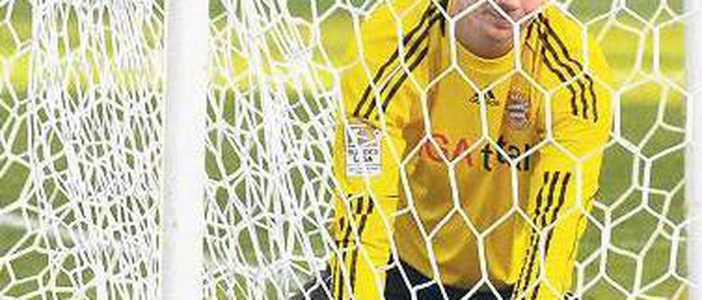 Allein im Tor. Bayerns Keeper Thomas Kraft hat das 1:3 in Hannover verschuldet. Er ist erst 22 Jahre alt. 