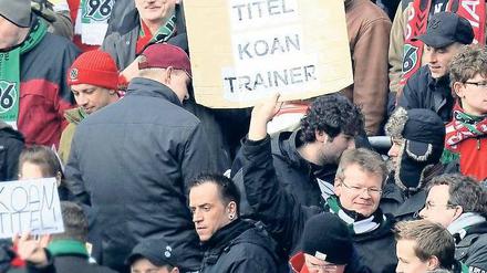 Wissen sie schon mehr? Hannovers Fans ahnen bereits, wie Bayerns Bosse entscheiden werden. 
