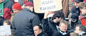 Wissen sie schon mehr? Hannovers Fans ahnen bereits, wie Bayerns Bosse entscheiden werden. 