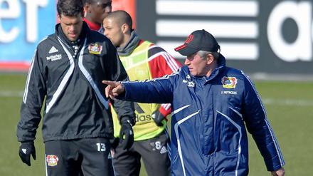 Da geht's lang, Michi! Jupp Heynckes zeigt Michael Ballack den Weg zu den Kabinen.