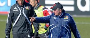 Da geht's lang, Michi! Jupp Heynckes zeigt Michael Ballack den Weg zu den Kabinen.