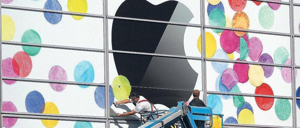 Vorbereitung. Arbeiter installieren am Yerba Buena Center for the Arts in San Francisco ein Apple-Logo. Foto: AFP