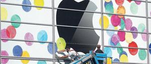 Vorbereitung. Arbeiter installieren am Yerba Buena Center for the Arts in San Francisco ein Apple-Logo. Foto: AFP