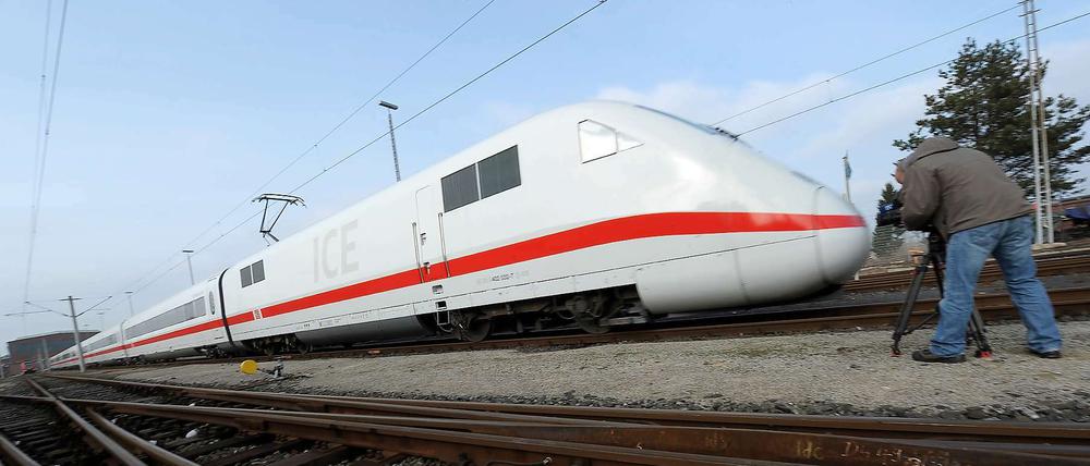 Ein ICE 2 nach der Renovierung - außen schön angemalt, unter der "Haube" arbeitet zum Teil alte Technik.