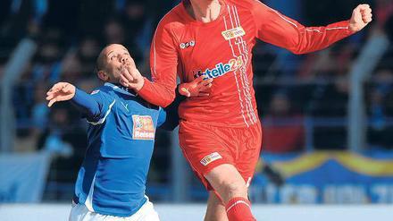 Oben bleiben. Unions Christian Stuff (am Ball) kann sich gegen Aues Najeh Braham behaupten. Foto: dpa