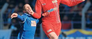 Oben bleiben. Unions Christian Stuff (am Ball) kann sich gegen Aues Najeh Braham behaupten. Foto: dpa