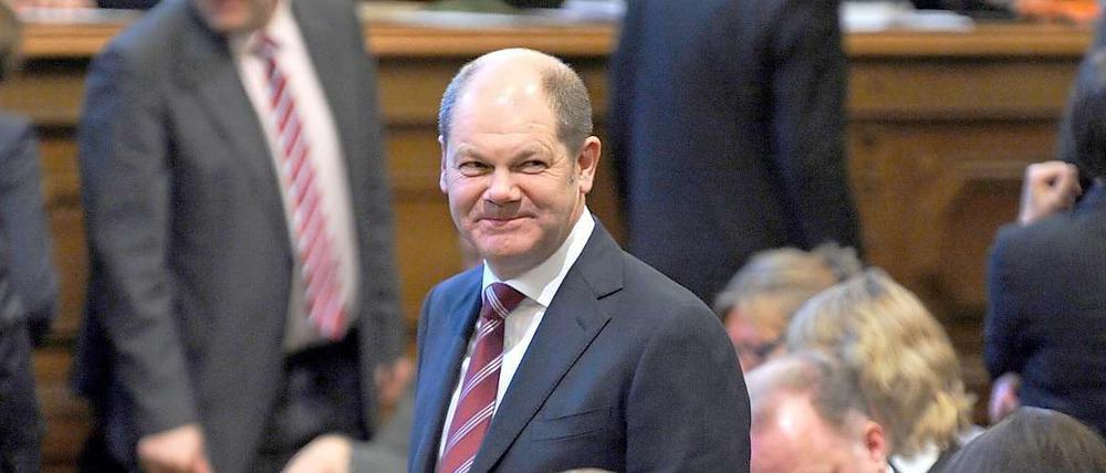 Ein hanseatisch zurückhaltendes Lächeln: Olaf Scholz (SPD, M.) ist neuer Regierungschef in Hamburg.