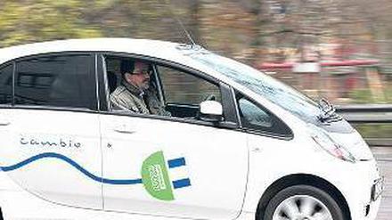 Lautlos unterwegs. Elektroautos können Fußgänger gefährden.