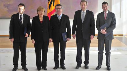 Drei bleiben, einer geht: Bundespräsident Wulff hat die Kabinettsumbildung von Kanzlerin Merkel gebilligt und die neuen Minister offiziell ernannt.