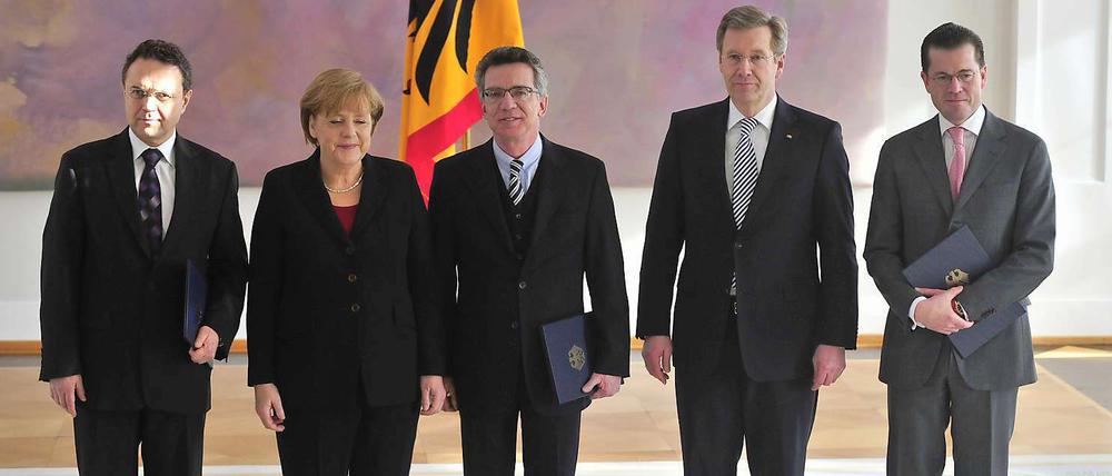 Drei bleiben, einer geht: Bundespräsident Wulff hat die Kabinettsumbildung von Kanzlerin Merkel gebilligt und die neuen Minister offiziell ernannt.