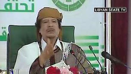 Der libysche Staatschef Muammar al-Gaddafi (hier während einer Feier zum "34. Jahrestag der Herrschaft des Volkes" in Tripolis) setzt wieder Kampfflugzeuge gegen sein Volk ein.