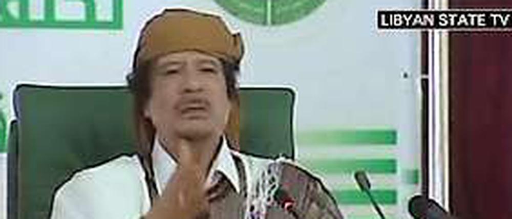 Der libysche Staatschef Muammar al-Gaddafi (hier während einer Feier zum "34. Jahrestag der Herrschaft des Volkes" in Tripolis) setzt wieder Kampfflugzeuge gegen sein Volk ein. 