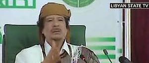 Der libysche Staatschef Muammar al-Gaddafi (hier während einer Feier zum "34. Jahrestag der Herrschaft des Volkes" in Tripolis) setzt wieder Kampfflugzeuge gegen sein Volk ein. 