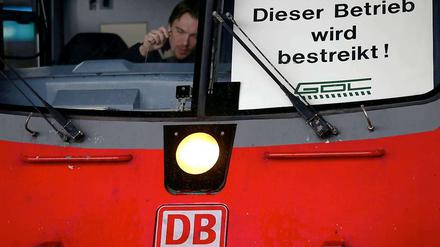 Mit überwältigender Mehrheit haben sich die Mitglieder der Lokführergewerkschaft GDL für weitere Streiks ausgesprochen.