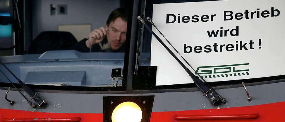 Mit überwältigender Mehrheit haben sich die Mitglieder der Lokführergewerkschaft GDL für weitere Streiks ausgesprochen.