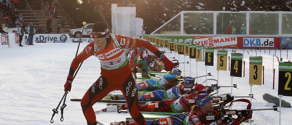 Tora Berger schießt Norwegen in Führung, während Andrea Henkel (vorn) noch zielt.