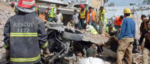 Rettungskräfte versuchen, Tote und Verletzte aus den teilweise zerstörten Häusern zu bergen.