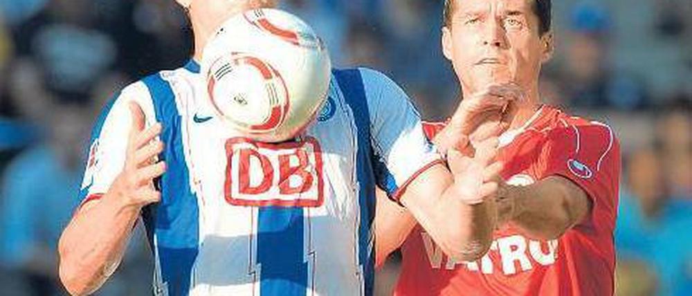 Brust raus. Rob Friend (links) fehlt derzeit die Selbstverständlichkeit eines Torjägers. Was schieflaufen kann, läuft schief. Foto: dpa