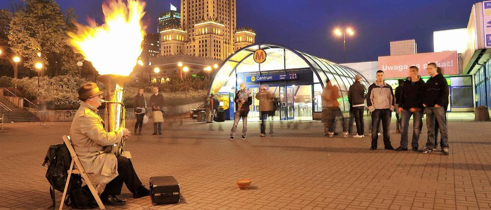 Offene Bühne. Noch haben Künstler und Passanten viel Platz rund um den Kulturpalast. Unter Tage, in der U-Bahnstation Centrum, gibt es viele kleine Läden.