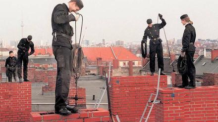 Konkurrenz auf dem Dach. Alle dreieinhalb Jahre müssen Schornsteinfeger Heizungsanlagen kontrollieren. Kleinere Wartungen können künftig frei vergeben werden Foto: Kai-Uwe Heinrich
