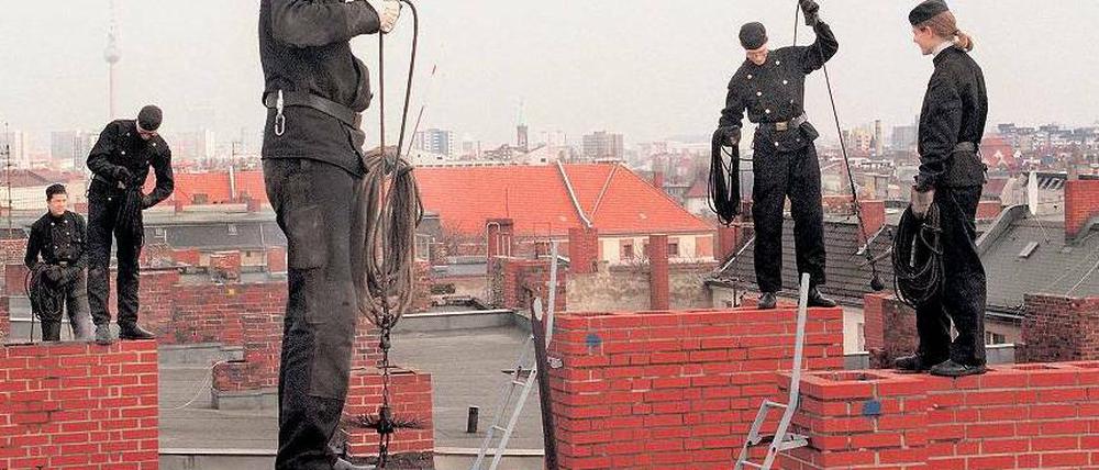 Konkurrenz auf dem Dach. Alle dreieinhalb Jahre müssen Schornsteinfeger Heizungsanlagen kontrollieren. Kleinere Wartungen können künftig frei vergeben werden Foto: Kai-Uwe Heinrich