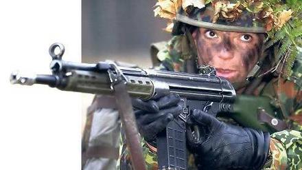 Am Anschlag. Eine Panzerschützin übt mit einem Gewehr G3. Foto: Jens Büttner/dpa