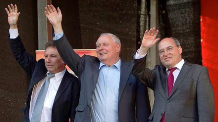 War früher doch alles besser? Gregor Gysi (r.) denkt laut über ein Comeback von Oskar Lafontaine als Parteichef nach, obwohl Klaus Ernst (l.) den Posten (gemeinsam mit Gesine Lötzsch) eigentlich noch bis 2012 bekleiden soll.