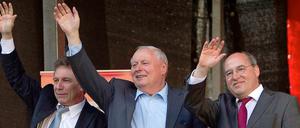 War früher doch alles besser? Gregor Gysi (r.) denkt laut über ein Comeback von Oskar Lafontaine als Parteichef nach, obwohl Klaus Ernst (l.) den Posten (gemeinsam mit Gesine Lötzsch) eigentlich noch bis 2012 bekleiden soll.