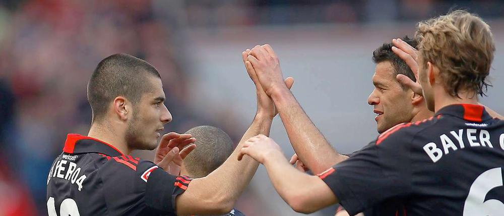 Derdiyok, Ballack und Rolfes freuen sich über den deutlichen Sieg gegen Schalke. 