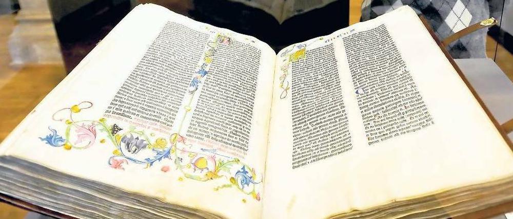 Die Gutenberg-Bibel, ein Glanzstück der Ausstellung der Staatsbibliothek. 