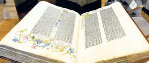 Die Gutenberg-Bibel, ein Glanzstück der Ausstellung der Staatsbibliothek. 