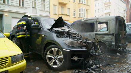 Ausgebrannter BMW neben ausgebranntem Opel-Kastenwagen.