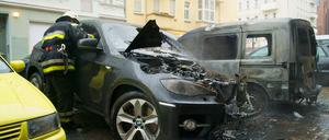 Ausgebrannter BMW neben ausgebranntem Opel-Kastenwagen.