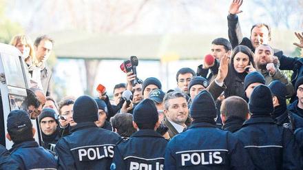 Der Journalist Nadim Sener (Mitte), hier auf dem Weg zum Gericht, hatte vor seiner Festnahme Fehler der Polizei publik gemacht.