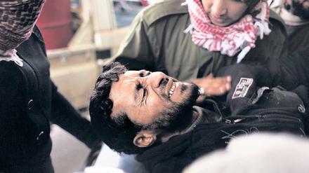An der Front. Nach einem Angriff von Gaddafis Truppen wird ein Aufständischer in Ras Lanuf ins Hospital gebracht. 