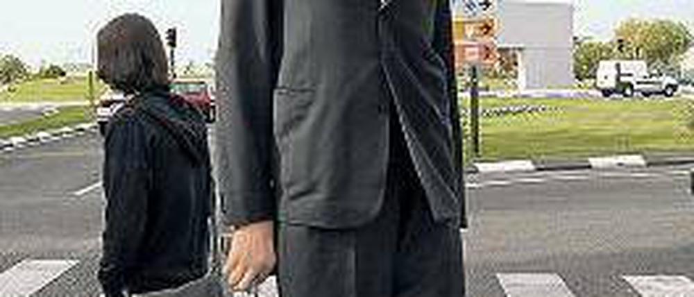Größe. Der Türke Sultan Kösen gilt mit 2,46 Metern als der höchstgewachsene Mensch der Welt. 