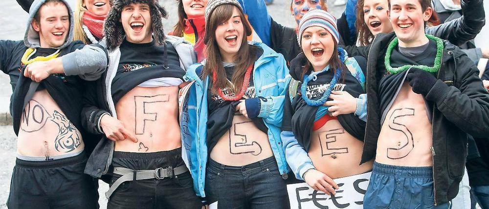 „No fees“ – keine Studiengebühren. Studierende protestieren im irischen Dublin gegen Regierunsgpläne. Auch in Skandinavien sind Studiengebühren kein Tabu mehr. 