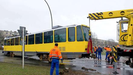 Die entgleiste Straßenbahn wird geborgen.