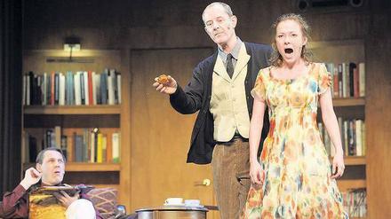 Klassenkampf im Salon. Eliza (Franziska Melzer) erhält Nachhilfe bei Professor Higgins (Bernd Geiling). 