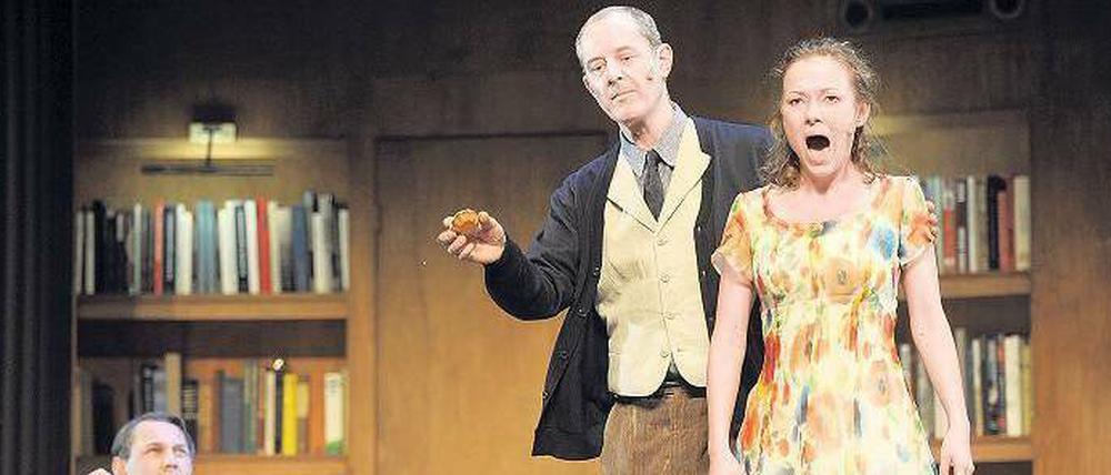 Klassenkampf im Salon. Eliza (Franziska Melzer) erhält Nachhilfe bei Professor Higgins (Bernd Geiling).