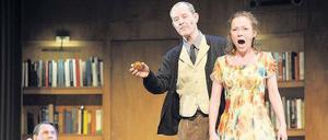 Klassenkampf im Salon. Eliza (Franziska Melzer) erhält Nachhilfe bei Professor Higgins (Bernd Geiling). 