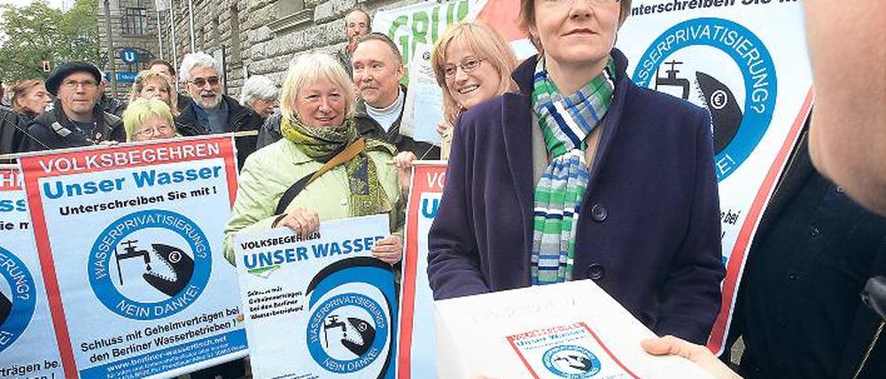 Die Initiative "Berliner Wassertisch meint: "Wasser gehört in Bürgerhand".