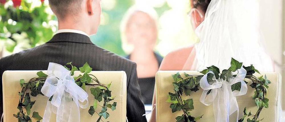 Das lohnt sich. Auch steuerlich hat die Hochzeit Vorteile – egal, ob die Partner Kinder haben. Foto: Patrick Pleul / dpa-ZB