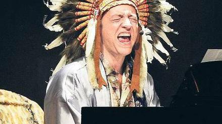 Der Federschmuck ist seine Narrenkappe. Rainald Grebe.