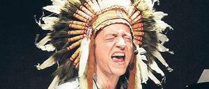 Der Federschmuck ist seine Narrenkappe. Rainald Grebe.