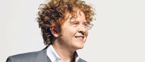 Manchester-Boy im Dreiteiler. Simply-Red-Sänger Mick Hucknall. 